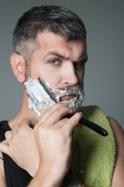 Sakal ve bıyık jilet ve tıraş fırçası ile adamım.