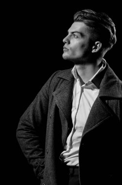 Yakışıklı adam beyaz gömlek ve karanlık kat poz
