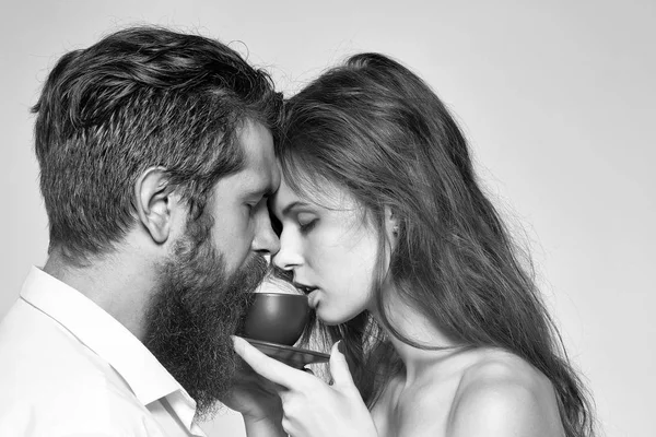 Jeune couple avec tasse de café — Photo