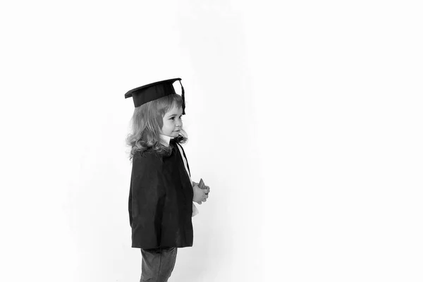 Menino em boné acadêmico — Fotografia de Stock