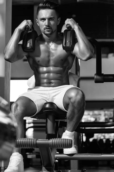 Тренування м'язистого чоловіка в тренажерному залі — стокове фото