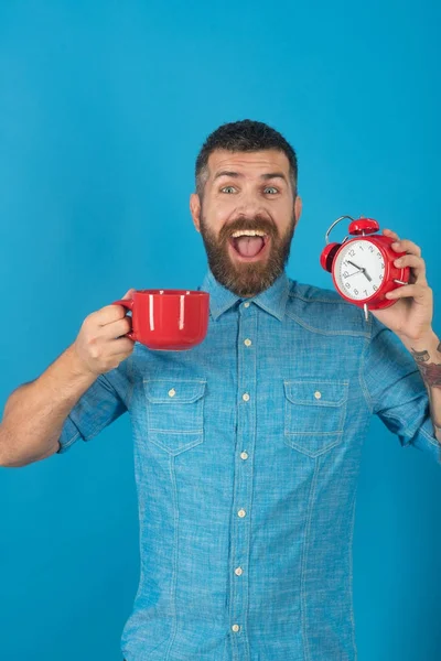 Hombre beber café de la mañana o té con despertador . — Foto de Stock