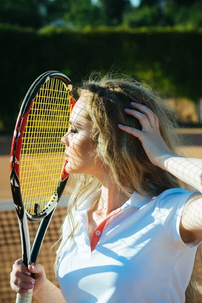 Jogadora mulher com raquete de tênis no dia ensolarado — Fotografia de Stock