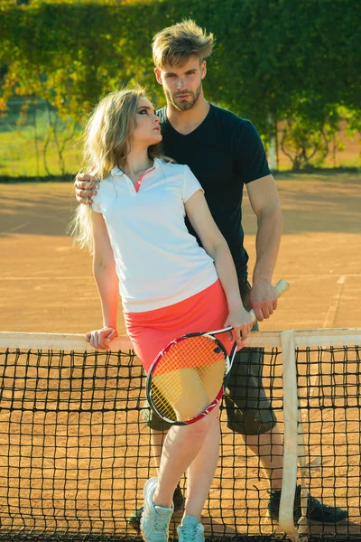 Para zakochanych stoją tenis net na kort — Zdjęcie stockowe