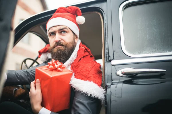 Père Noël homme avec sérieux visage tenir boîte cadeau — Photo