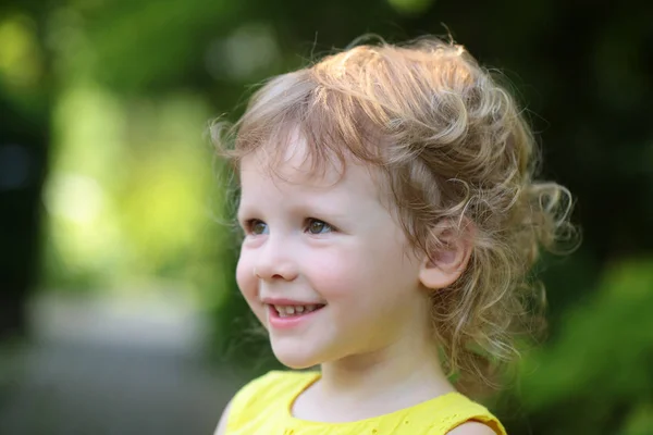 Chica sonrisa de niño en el parque de verano —  Fotos de Stock