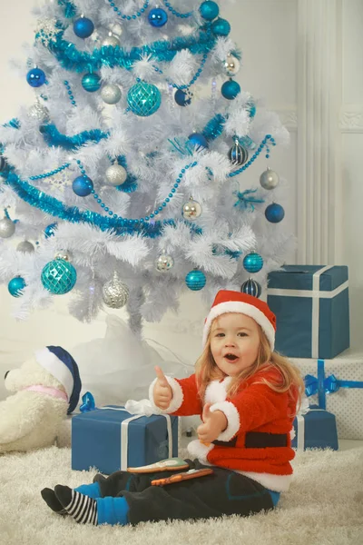 Navidad niño feliz con oso y regalo, lunes cibernético . — Foto de Stock