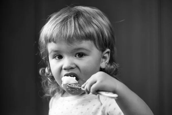 Menino comendo — Fotografia de Stock