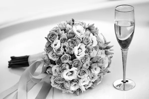 Wedding bouquet and champagne glass — Stock Photo, Image