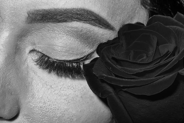 Hübsches Mädchen mit geschlossenen Augen und roter Rose — Stockfoto