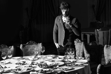 Yakışıklı adam içki şarap