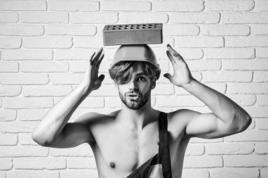 Seksi kaslı erkek yapıcı.