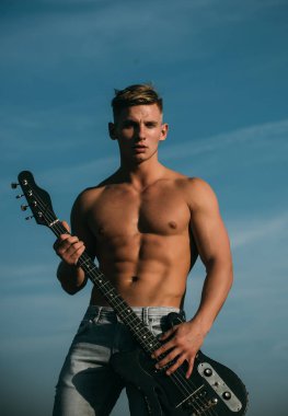 Maço kas gövde ile oynamak elektro gitar üzerinde mavi gökyüzü