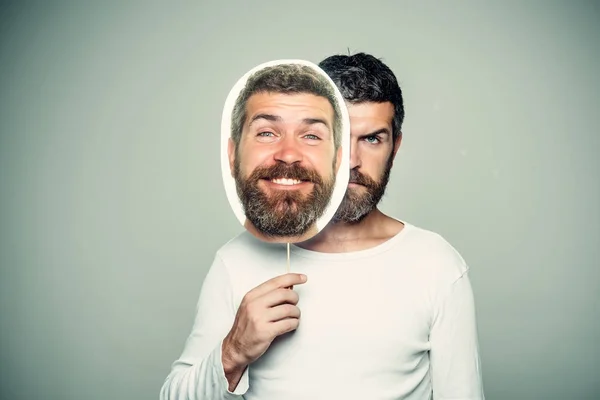 Man met lange baard op ernstige en blij gezicht naamplaatje — Stockfoto