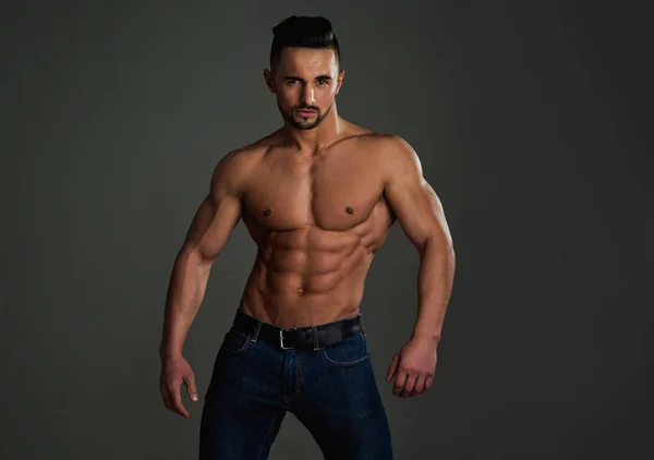 Coach sportsman med bara bröst i jeans. — Stockfoto