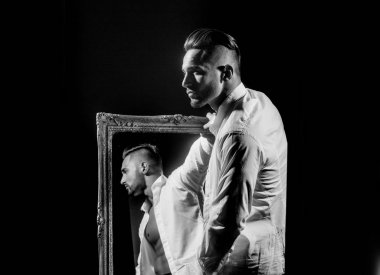 seksi atlet cesedin yanında vintage ayna ile kas maço adam