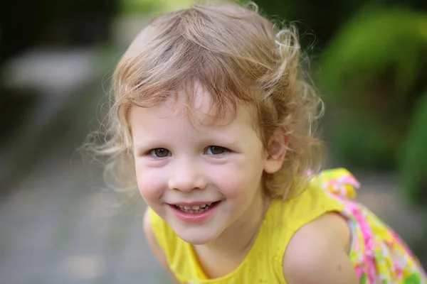 Niño sonriendo en idílico día soleado — Foto de Stock