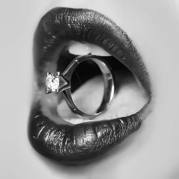 Lábios femininos com anel — Fotografia de Stock