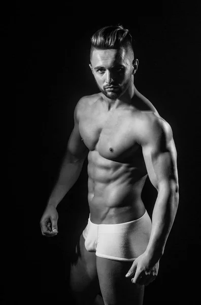 Schöner muskulöser Macho mit sexy Athletenkörper in Hosen — Stockfoto