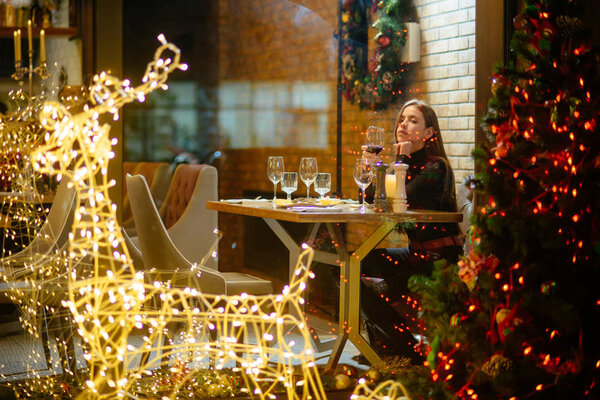 Девушка с длинными волосами празднует Новый год и Рождество
