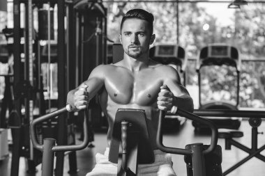 kaslı adam spor salonunda eğitim