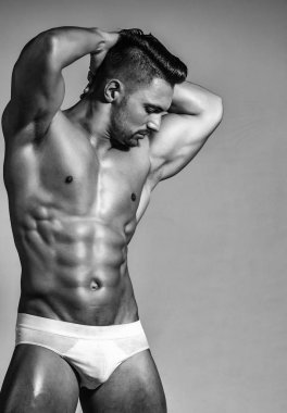 Yakışıklı adam veya kas maço