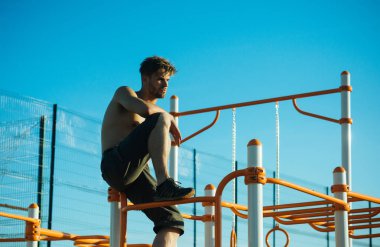 Sporcu demirlere üstte çıplak gövde ile