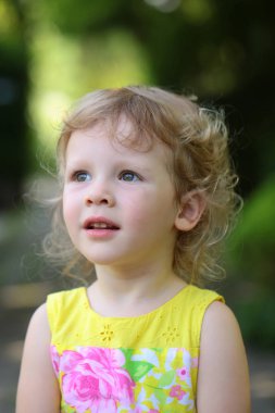 Pastoral güneşli günde evlat