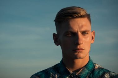 Sağlıklı cilt yüz, sarı saçlı mavi gökyüzü üzerinde