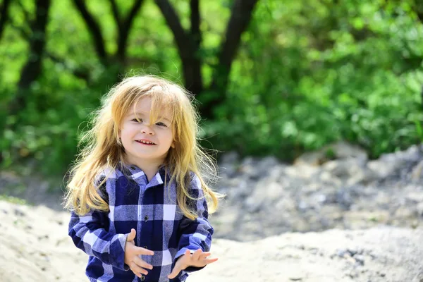 Menino sorriso na primavera idílica ou dia de verão — Fotografia de Stock