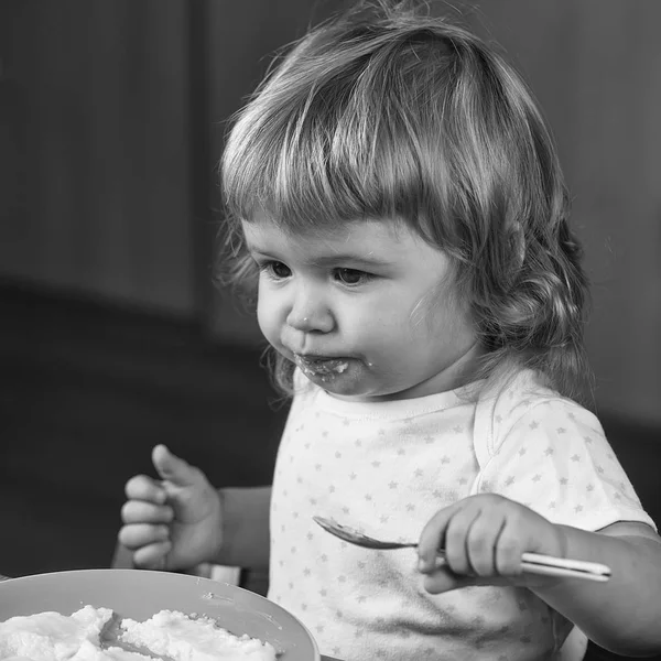 Menino comer mingau — Fotografia de Stock