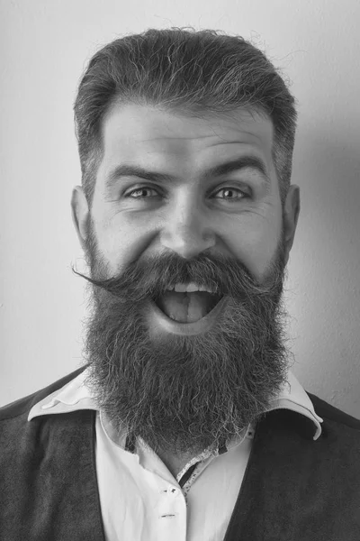 Bebaarde man, brutale Kaukasische hipster met gelukkig lachend gezicht — Stockfoto