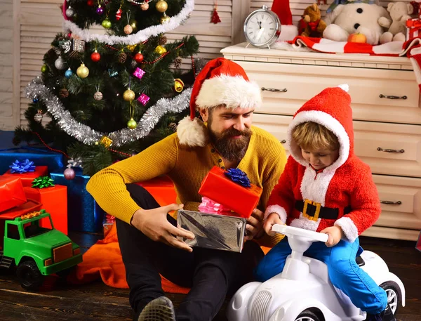 Família feliz comemorar o ano novo e Natal. — Fotografia de Stock