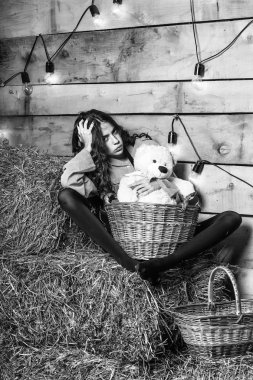 oyuncak ayı ile güzel kız