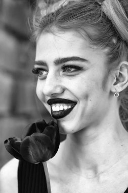 Kadın kırmızı haşhaş tohumu ile