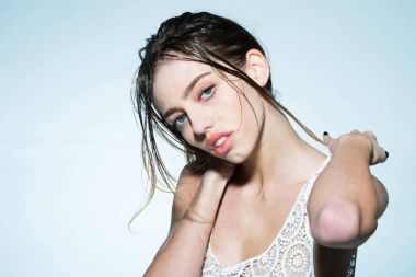 Doğal makyaj ile seksi kız.