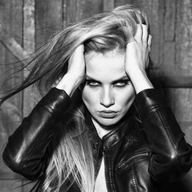 Deri ceketli cinsel kadın