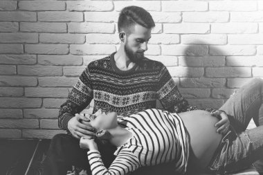 sakallı adam ve yuvarlak karın ile oldukça hamile kadın