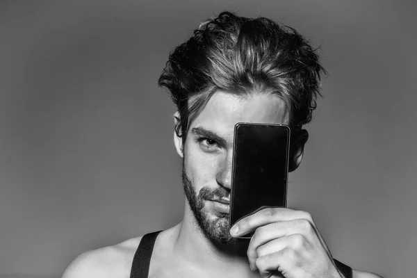 Handsome man with smartphone — Stock Photo, Image