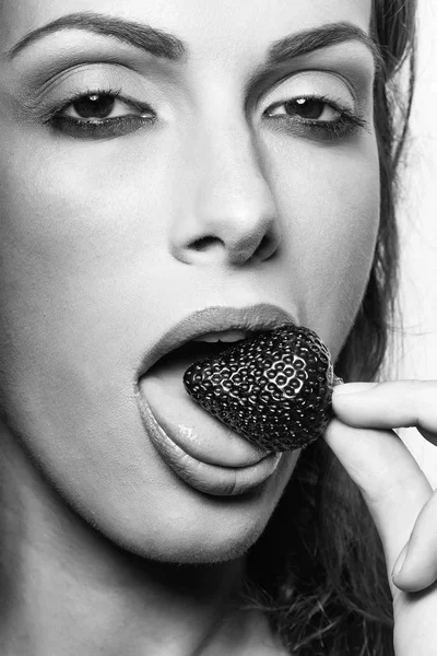 Sexy woman eating red strawberry — Stock Photo, Image