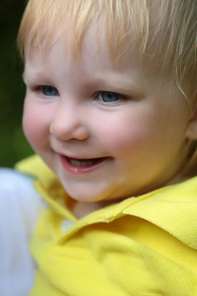 Kid boy sorriso com olhos azuis no rosto adorável — Fotografia de Stock