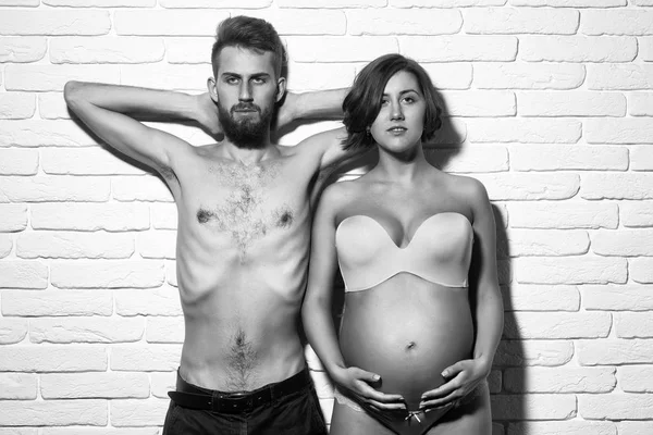 Homem magro barbudo e mulher grávida bonita com barriga redonda — Fotografia de Stock