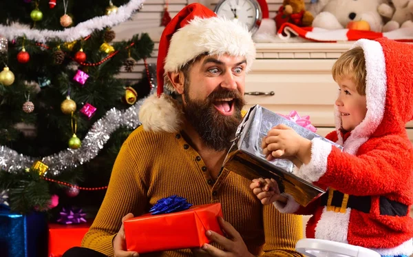 연말과 크리스마스를 합니다 크리스마스 클로스 모자에 수염된 아버지 사람과 — 스톡 사진