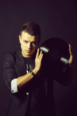 Vinil kaydı ile genç adam
