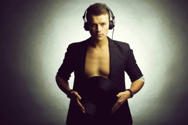 Vinil kaydı ile genç adam