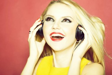 güzel sarışın dg kız pembe üzerinde kulaklık