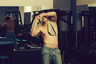 seksi yakışıklı kaslı vücut havlu ile rahatla vardır