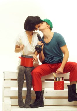 Boya Kovası, matkap ve kadın ev adamla pot tutar