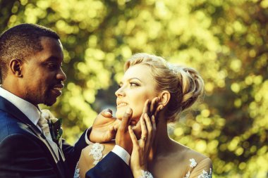 Sevgi dolu damat yüz çok güzel gelinin dokunur