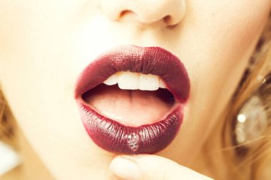 Seksi dudaklar mor ruj ve dil bej renkli arka plan üzerinde kadın açık ağız